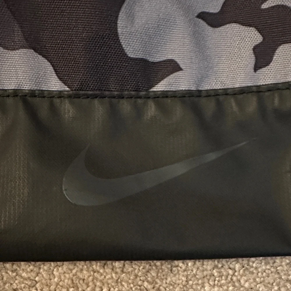 Nike Men's Gray & Black Camo Drawstring Backpack - Picture 6 of 7